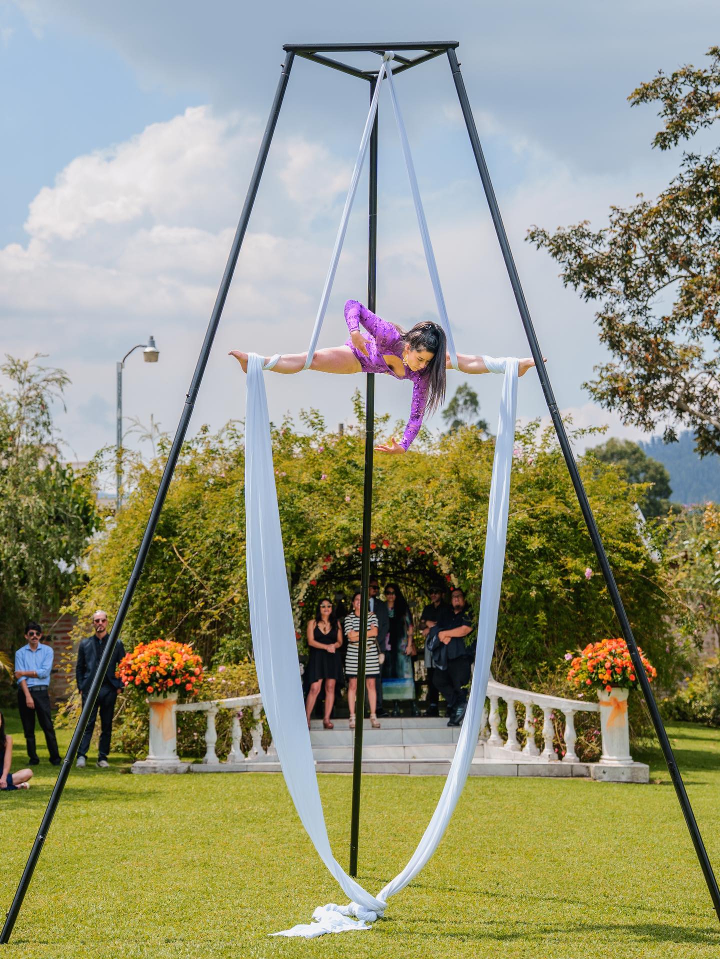Dana en una presentación de telas aéreas al aire libre