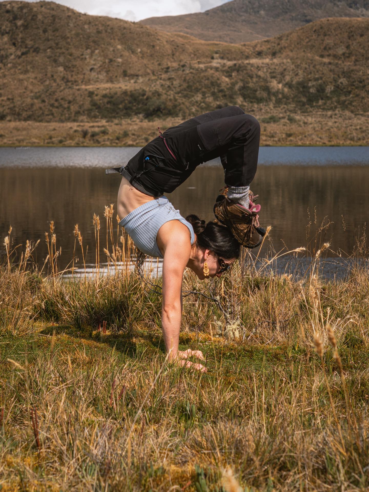 Dana haciendo equilibrio junto a una laguna
