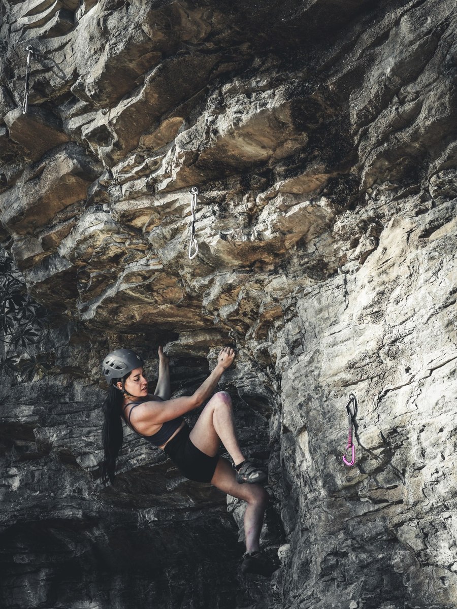 Dana escalando con casco